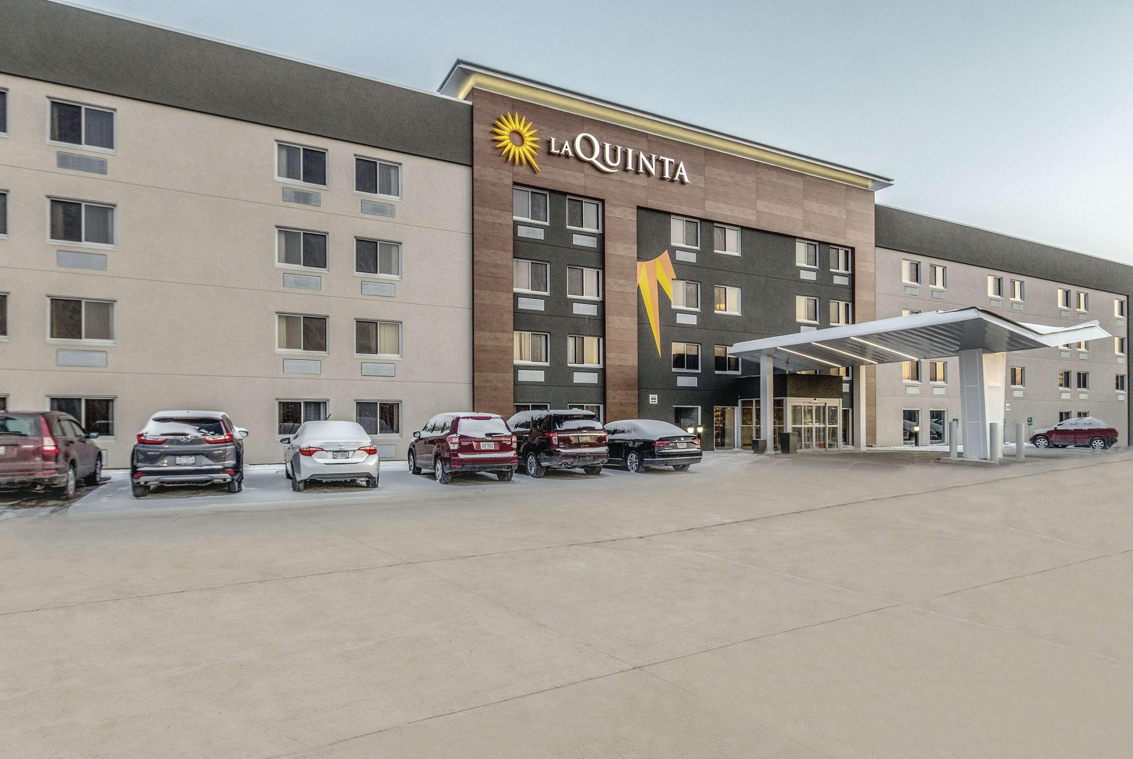 Отель La Quinta By Wyndham Cleveland - Airport North Экстерьер фото
