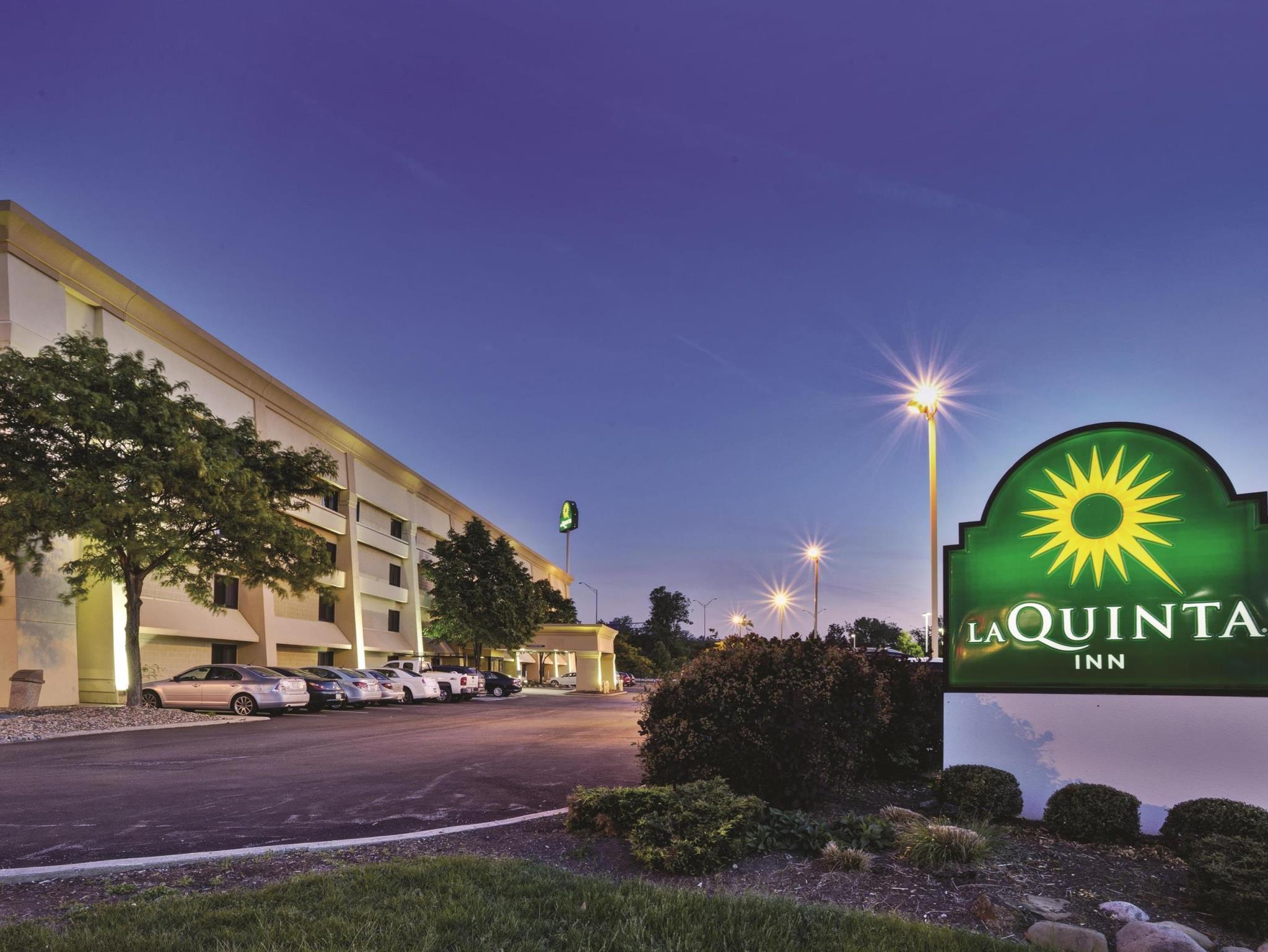 Отель La Quinta By Wyndham Cleveland - Airport North Экстерьер фото